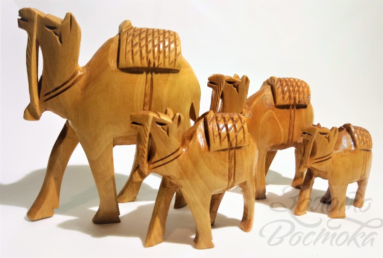Семья верблюдов из светлого дерева, с резными попонами, 4 шт (орех)